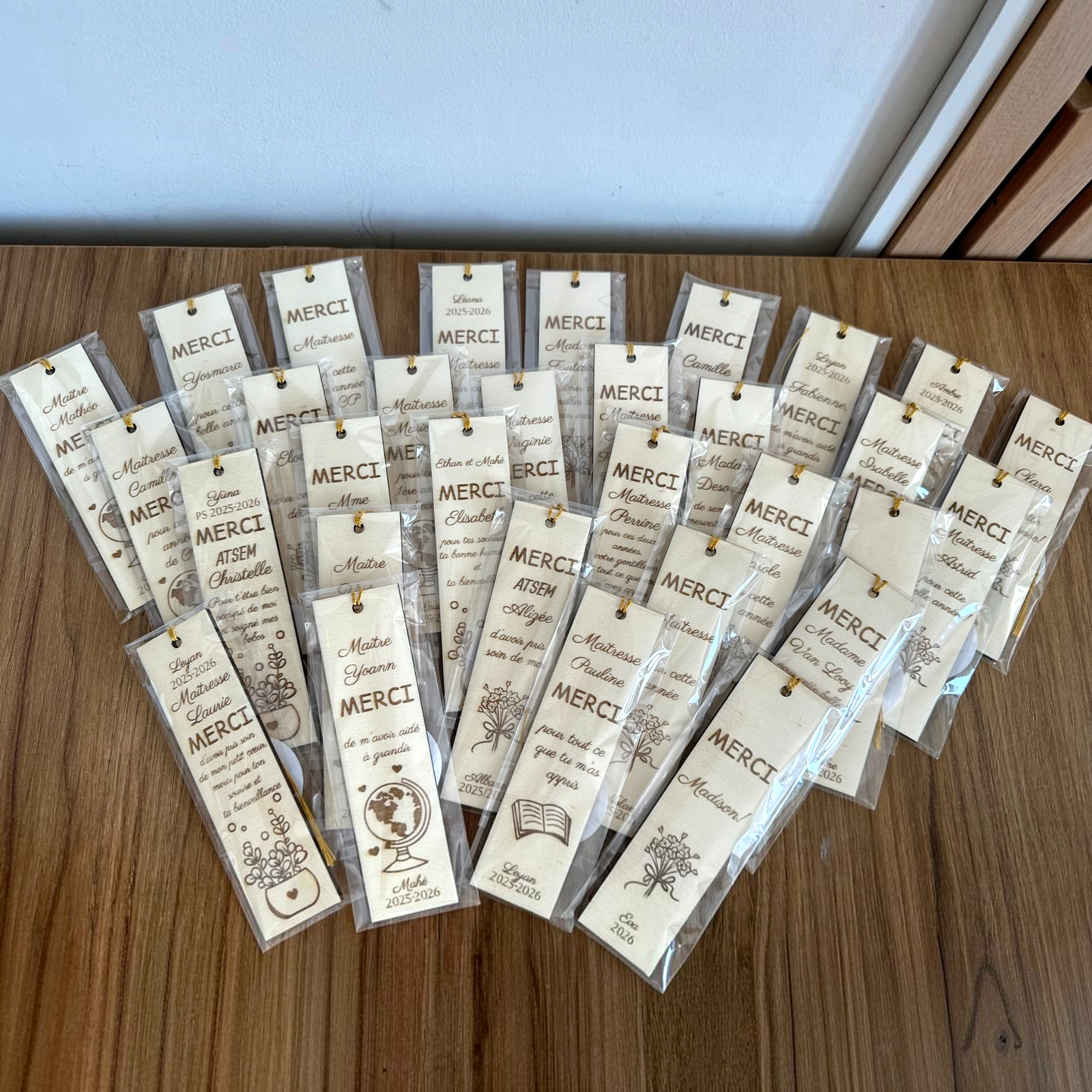 Marque-page personnalisé en bois – Cadeau maîtresse, maître ou ATSEM